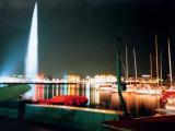 Der Jet d'Eau (franz. Wasserstrahl) ist ein bis zu 140 Meter hoher Springbrunnen im Genfersee und eines der Wahrzeichen der Stadt Genf.