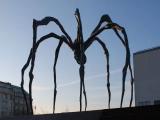 Spinnenskulptur >Maman< (Mutter) von 1999 der franz.-amerikanischen Künstlerin Louise Bourgeois Spinnenskulptur >Maman< (Mutter) von 1999 der franz.-amerikanischen Künstlerin Louise Bourgeois
