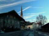Haus zum Husaren, Fürstenstraße 25. Im Hintergrund Wohnhaus Horner, Fürstenstraße 27, Alte Pfarrkirche St. Martin, Pfarrhausweg 1 und Volksschule Burgstr. 9, Garmisch-Partenkirchen, 03/2012, (MT) Haus zum Husaren, Fürstenstraße 25. Im Hintergrund Wohnhaus Horner, Fürstenstraße 27, Alte Pfarrkirche St. Martin, Pfarrhausweg 1 und Volksschule Burgstr. 9, Garmisch-Partenkirchen, 03/2012, (MT)
