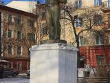 ул.Арочная: скульптура Рабочий; 25.11.2011