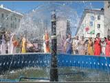 Кришнаиты у фонтана \ Hare Krishnas at the Fountain