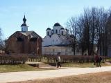 Новгород. Ярославово дворище. Никольский собор 1113г. и Церковь Параскевы-Пятницы 1207г. / Novgorod. Russia. The Court of Yaroslav. Churches of 12 cent. / Novgorod. Russia. Le chiese dell 12 sec.