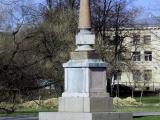 Стрельна. Старинный верстовой столб на Санкт-Петербургском шоссе. Стрельна. Старинный верстовой столб на Санкт-Петербургском шоссе.