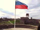 Ивангород. Российский флаг на фоне Нарвской крепости (граница России и Эстонии)/ Ivangorod. Russian flag in the front of Narva's fortress (the border of Russia and Estonia)/ Ivangorod. La bandiera russa sullo sfondo della fortezza a Narva(la frontier Ивангород. Российский флаг на фоне Нарвской крепости (граница России и Эстонии)/ Ivangorod. Russian flag in the front of Narva's fortress (the border of Russia and Estonia)/ Ivangorod. La bandiera russa sullo sfondo della fortezza a Narva(la frontier