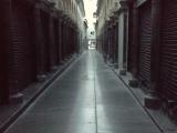 Paseando en mi soledad. Camino del Zacatin, llegando desde Bibarrambla, o entrando por la Catedral, Alcaiceria, zoco o mercado, antigua ciudadela, donde se vendían; antiguas sedas. Alcaiceria, columnas de capiteles cúbicos, de madera las celosías, en Paseando en mi soledad. Camino del Zacatin, llegando desde Bibarrambla, o entrando por la Catedral, Alcaiceria, zoco o mercado, antigua ciudadela, donde se vendían; antiguas sedas. Alcaiceria, columnas de capiteles cúbicos, de madera las celosías, en