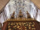 KUTNÁ HORA - Katedrála  Sv. Barbora - hlavní oltář - zadní strana a gotická klenba - UNESCO