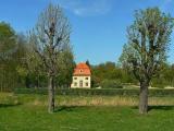 Moritzburg (SN) - Blick auf die Teichhäuser und der Schlosspark am Nordflügel