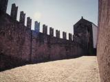 I/I : Le site de Bellinzone est composé d'un ensemble de fortifications centré sur le château de Castelgrande qui se dresse au sommet d'un rocher surplombant la vallée du Tessin. Depuis ce château, une série de fortifications protège l'ancienne ville I/I : Le site de Bellinzone est composé d'un ensemble de fortifications centré sur le château de Castelgrande qui se dresse au sommet d'un rocher surplombant la vallée du Tessin. Depuis ce château, une série de fortifications protège l'ancienne ville