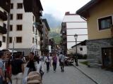 Via centrale di Cervinia a ferragosto Via centrale di Cervinia a ferragosto