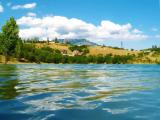Гора Демерджи с воды Изобильненского водохранилища Гора Демерджи с воды Изобильненского водохранилища