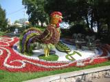 Печерский ландшафтный парк.Выставка цветов "Мелодии украинских сказок" 2012г. Композиция на тему сказки "Петушок и два мышонка"