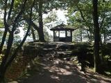 Schutzhütte auf der Ritterplatte (beim Schloss Hohenbaden) Schutzhütte auf der Ritterplatte (beim Schloss Hohenbaden)