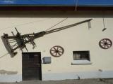 an die Wand gedübelter Leiterwagen