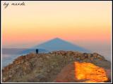 ► Cima del Teide y su sombra sobre La Gomera y el mar. (Dedicada a Tenerife Bluetrail)