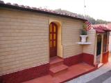 Casa con una porta piccola