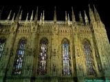 Milano, Piazza del Duomo. Particolare notturno del lato sinistro del tempio gotico milanese con le vetrate illuminate