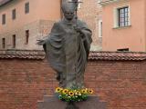 Вавель: Памятник Каролю Войтыле — папе римскому Иоанну Павлу II.