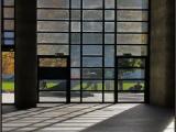 À travers la porte d'entrée de l'Alte Pinakothek À travers la porte d'entrée de l'Alte Pinakothek