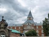 Свято-Троицкая Сергиева Приморская мужская пустынь. Надвратная церковь Саввы Стратилата (1859—1864, арх. А.М. Горностаев) от часовни Покрова Пресвятой Богородицы (1873, арх. Д. И. Гримм) Свято-Троицкая Сергиева Приморская мужская пустынь. Надвратная церковь Саввы Стратилата (1859—1864, арх. А.М. Горностаев) от часовни Покрова Пресвятой Богородицы (1873, арх. Д. И. Гримм)