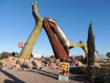 los superheroes han destruido la escultura de Ripo