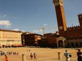 Siena, Piazza del Campo e la torre "pendente" (illusione !) del Mangia