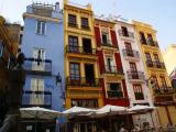 Valencia, fachadas de las casas en la plaza del Merkat Valencia, fachadas de las casas en la plaza del Merkat