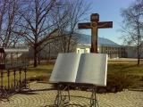 Крест на месте разрушенного храма и книга памяти монастыря Крест на месте разрушенного храма и книга памяти монастыря