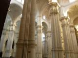 La catedral de Granada (Diego de Siloe, s XVI) con sus cinco altas naves y grandes capillas laterales es una de las más grandes y de más valor artístico del planeta. La catedral de Granada (Diego de Siloe, s XVI) con sus cinco altas naves y grandes capillas laterales es una de las más grandes y de más valor artístico del planeta.