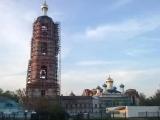 Строящаяся колокольня на фоне действующей церкви Строящаяся колокольня на фоне действующей церкви