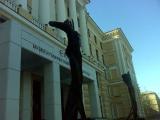 Скульптуры Эра и Арта у входа в музей Скульптуры Эра и Арта у входа в музей
