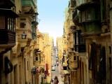 V úzkych uličkách Valletty / In the narrow streets of Valletta V úzkych uličkách Valletty / In the narrow streets of Valletta
