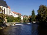 Böhmisch Krumau wurde an einer besonderen Stelle gegründet. Hier dreht dreimal der Fluss Vlatva, einer der größten Flüsse Tschechienes. In seinem Gewässer spiegeln sich die altertümlichen Villen und die Spitzen der Dome. Die Vlatva teilt die Stadt in