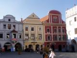 Ein Spaziergang durch das Zentrum dieser südböhmischen Stadt ist ein schönes Erlebnis. Die gotischen und Renaissancehäuser, das große Renaissancerathaus am abfallenden Marktplatz, an den schmale und krumme Gassen anknüpfen. Ein Spaziergang durch das Zentrum dieser südböhmischen Stadt ist ein schönes Erlebnis. Die gotischen und Renaissancehäuser, das große Renaissancerathaus am abfallenden Marktplatz, an den schmale und krumme Gassen anknüpfen.