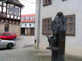 Skulptur in Erinnerung an Till Eulenspiegel, der vorgab, einem Esel das Lesen zu lehren. Skulptur in Erinnerung an Till Eulenspiegel, der vorgab, einem Esel das Lesen zu lehren.
