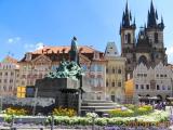 Monumento a Jan Hus e iglesia gótica de Nª. Sra. de Tyn. Staromestskë námesti. Praga. 