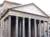 Entrada al Pantheon de Roma, único edificio de la época imperial que se conserva intacto. Entrada al Pantheon de Roma, único edificio de la época imperial que se conserva intacto.