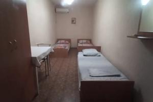 Трёхместная комната, вход с улицы, Оленевка
