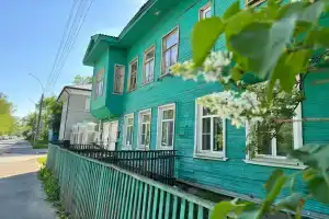 Зелёный дом на Набережной вблизи Кремля