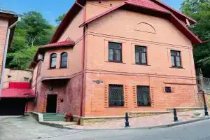 Дом в центре парка