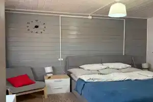 Благоустроенный номер на двоих, Хужир