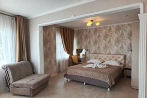 Трёхместный номер полулюкс 1 с видом на море, Алушта