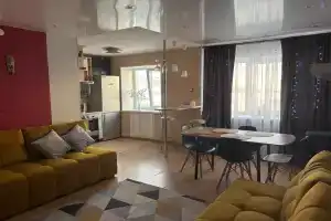 Уютная евротрешка с большой гостиной и двумя спальнями с видом на горы, Кировск