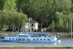 Семейный гостевой дом в парке на берегу реки
