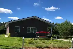 Уютный дом с камином и сауной у озера