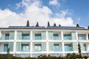 Отель «La Familia», Лоо