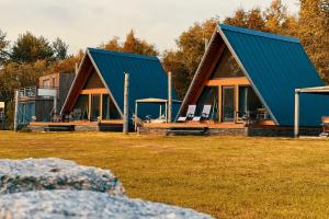 Треугольный коттедж на берегу реки Лава