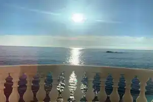 Апартаменты «Морской бриз», Утес