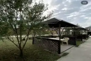 Деревянные домики у моря