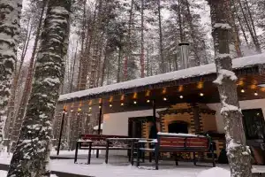 Лесной домик на берегу реки