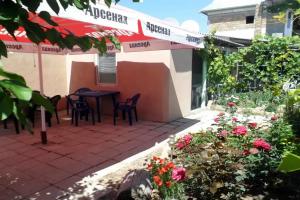 Гостевой дом «Цветущий дворик», Штормовое